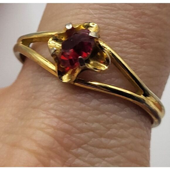 Vintage Red Crystal 4 Prong Goldtone Ring Size 8 Adjustable - Picture 2 of 4